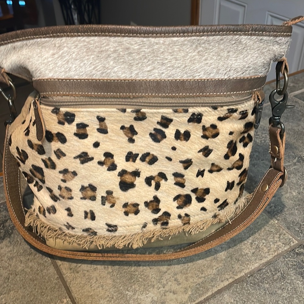 Super cute canvas and faux leopard shoulder bag!